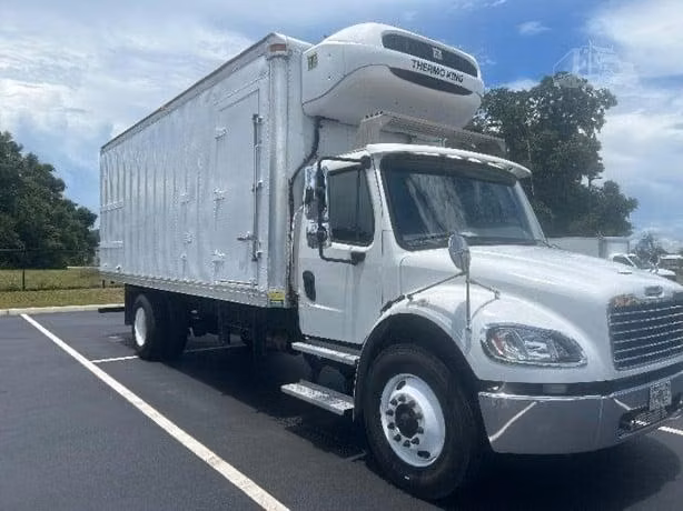 2023 Hino L6 - Camion Caja de 26 pies con Liftgate - Motor Cummins Diesel