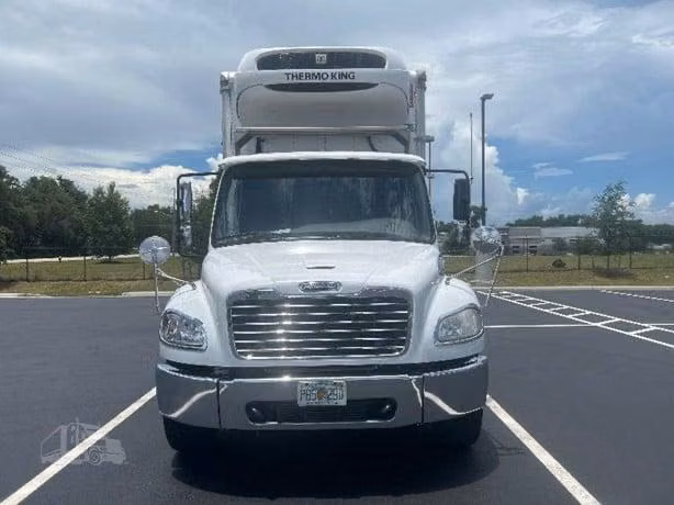 2023 Hino L6 - Camion Caja de 26 pies con Liftgate - Motor Cummins Diesel