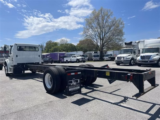 2023 Hino L6 - Camion Caja de 26 pies con Liftgate - Motor Cummins Diesel