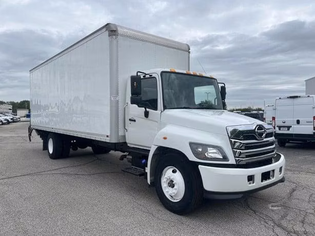 2023 Hino L6 - Camion Caja de 26 pies con Liftgate - Motor Cummins Diesel