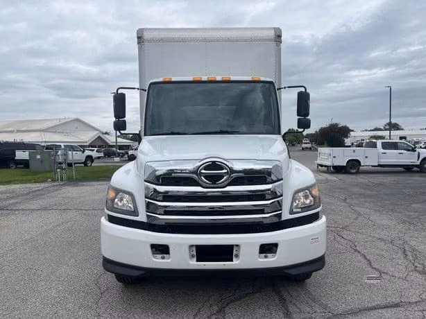 2023 Hino L6 - Camion Caja de 26 pies con Liftgate - Motor Cummins Diesel