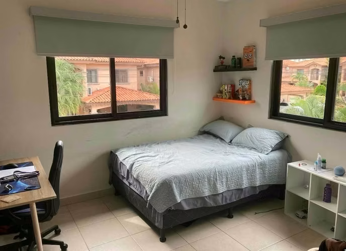 CASA ESQUINERA EN VERSALLES