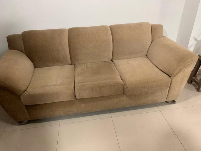 Juego de sala de dos y tres puesto con almohadas