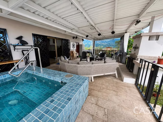 Reducción de Precio! Casa de 3 Recámaras con Vistas a las Montañas y Jacuzzi en Alto Boquete - Imagen 4