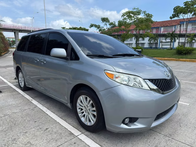 2013 TOYOTA SIENNA PREMIUN XLE