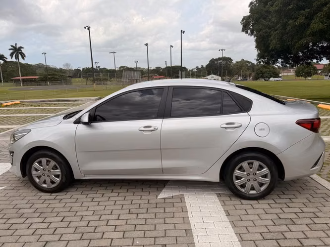 Kia Río 2023 Sedán Automático -  41K km