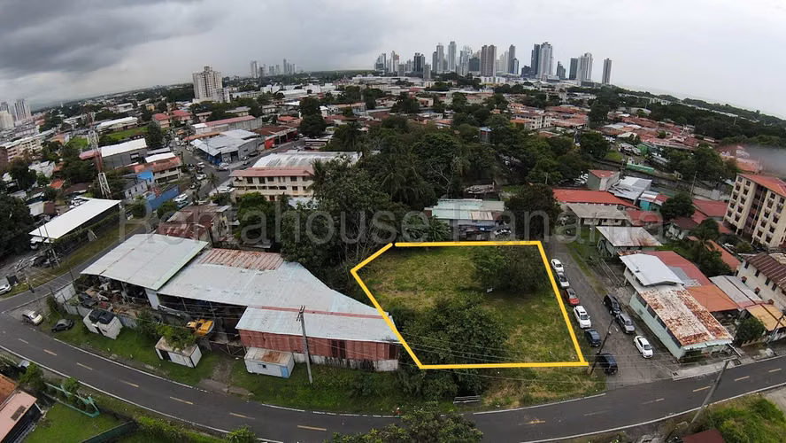 Venta de terreno de esquina en Parque Lefevre