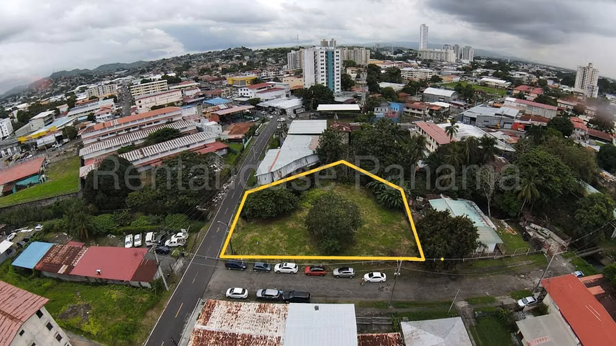 Sale of corner land in Parque Lefevre