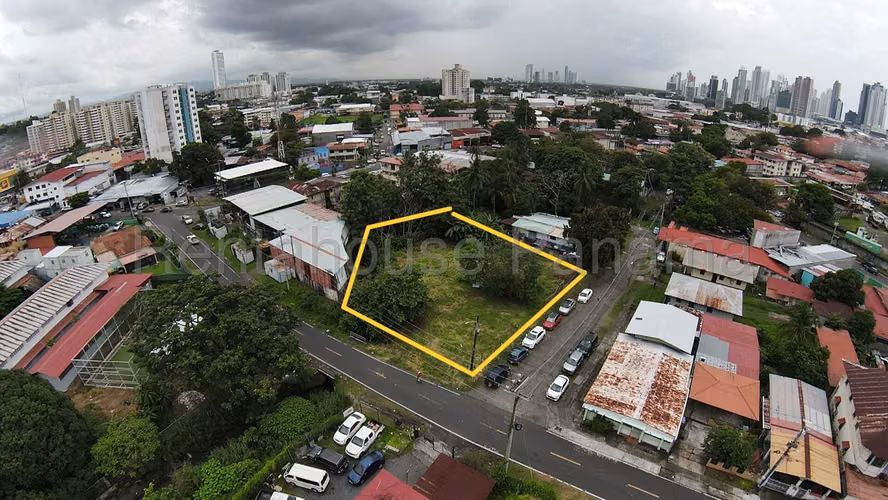 Venta de terreno de esquina en Parque Lefevre