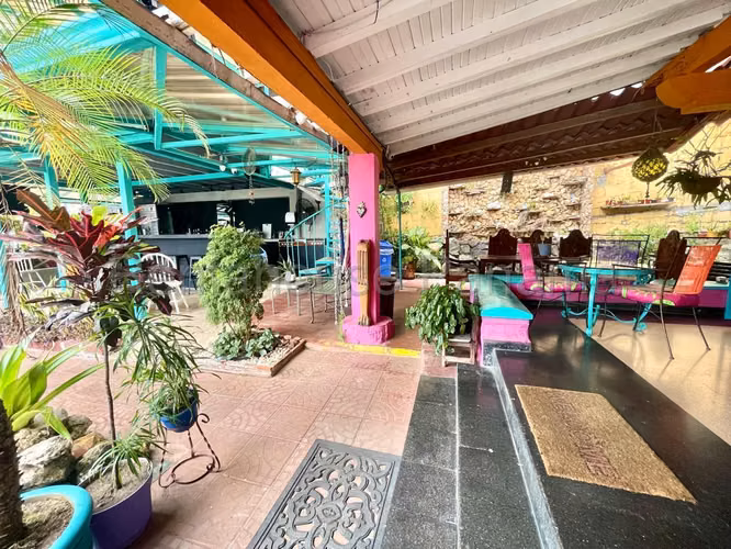 Venta de edificio con hostal operativo en Bella Vista