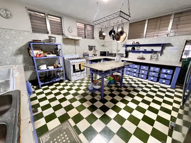 Venta de edificio con hostal operativo en Bella Vista