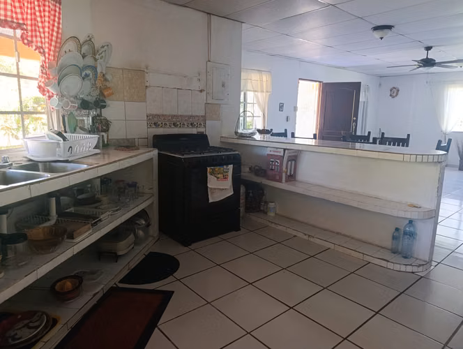 VENDO CASA A POCOS METROS DE LA PLAYA