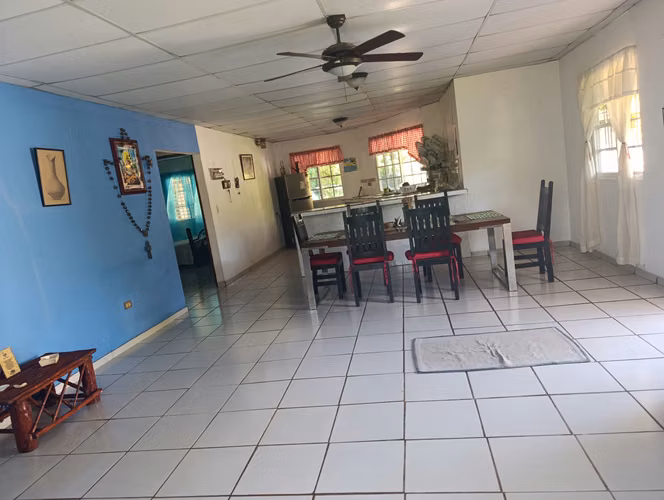 VENDO CASA A POCOS METROS DE LA PLAYA