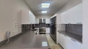 Alquiler de Apartamento con 188m2 en Santa Maria PH Greenview 27-497SR