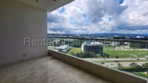 Alquiler de Apartamento con 188m2 en Santa Maria PH Greenview 27-497SR