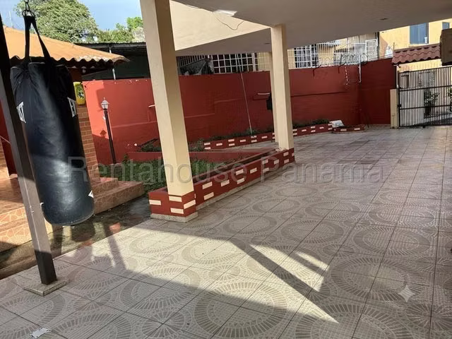 Alquiler de Casa Dúplex en El Crisol: 373m², Gazebo y 5 Estacionamientos - 27GP510