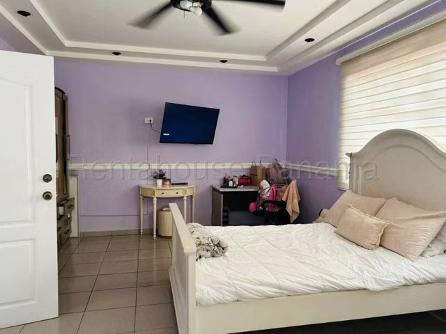 Alquiler de Casa Dúplex en El Crisol: 373m², Gazebo y 5 Estacionamientos - 27GP510