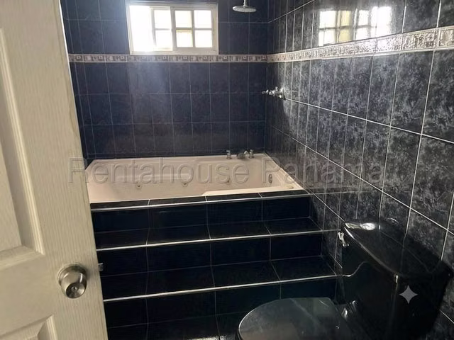 Alquiler de Casa Dúplex en El Crisol: 373m², Gazebo y 5 Estacionamientos - 27GP510