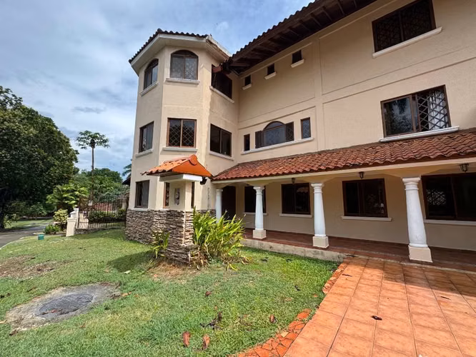 VENTA CASA EN ALBROOK CON PISCINA PRIVADA EC