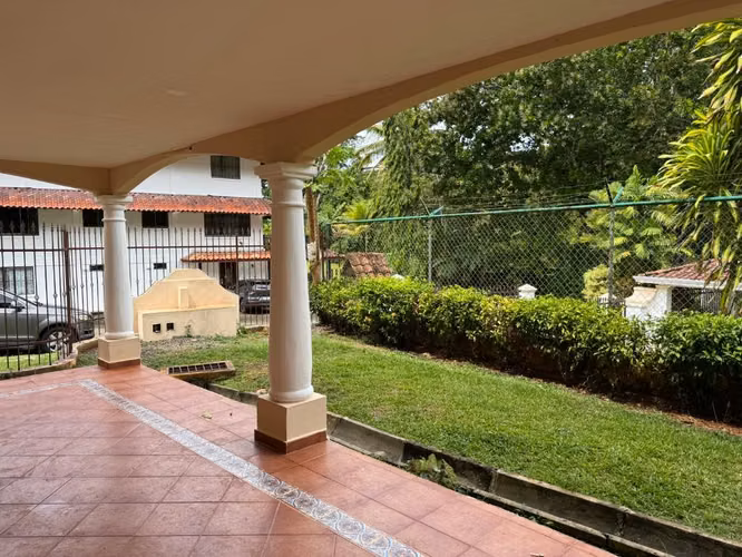 VENTA CASA EN ALBROOK CON PISCINA PRIVADA EC