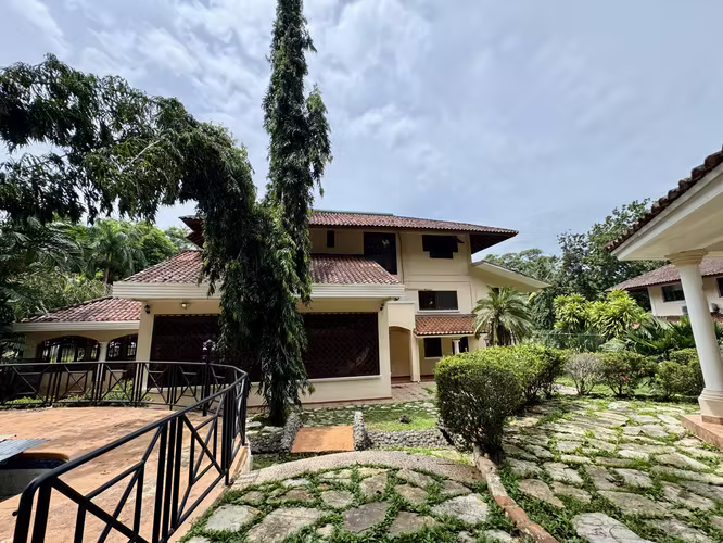 VENTA CASA EN ALBROOK CON PISCINA PRIVADA EC - Imagen 5