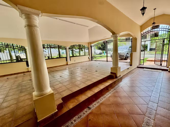 VENTA CASA EN ALBROOK CON PISCINA PRIVADA EC - Imagen 4