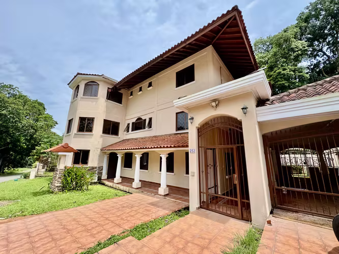 VENTA CASA EN ALBROOK CON PISCINA PRIVADA EC