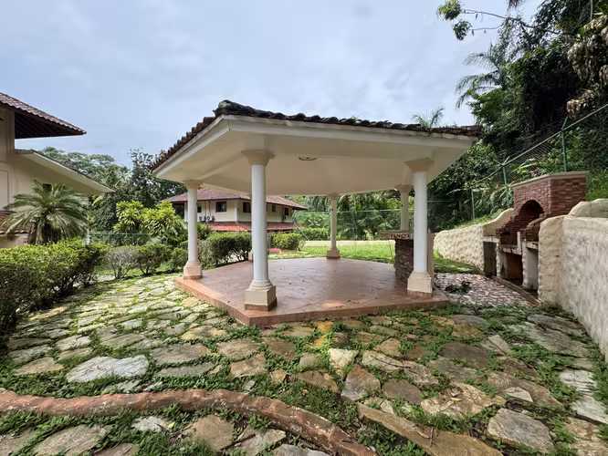 VENTA CASA EN ALBROOK CON PISCINA PRIVADA EC - Imagen 6