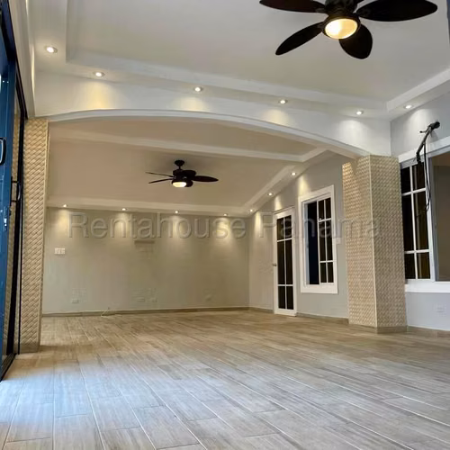 VENDO Casa en Ph Palmeras del Este. en Costa del Este.
