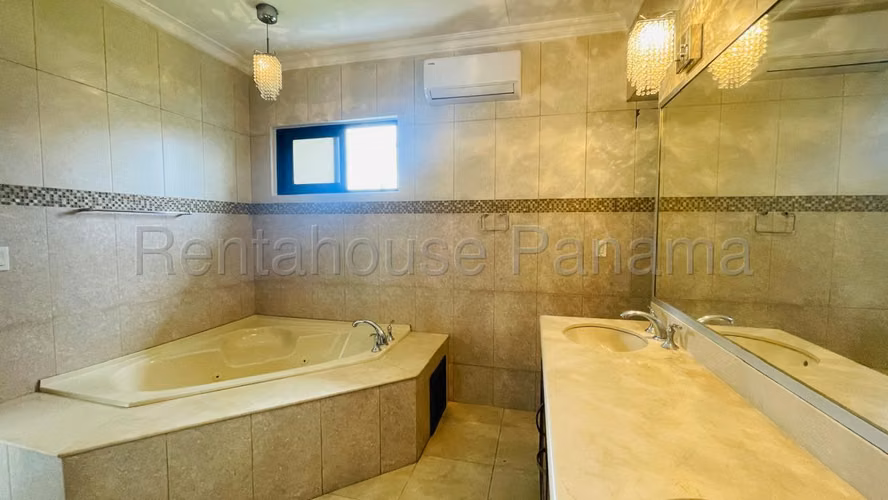 Vendo Casa en Paseo del Parque en Costa del Este.