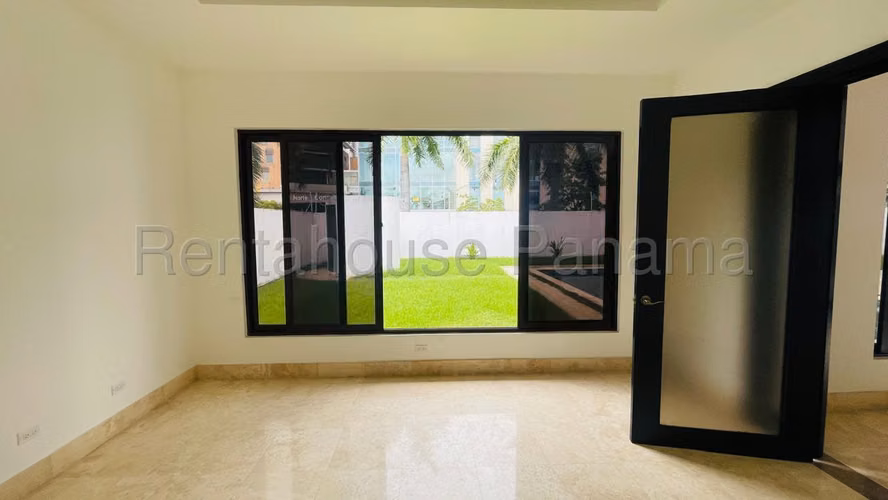 Vendo Casa en Paseo del Parque en Costa del Este.