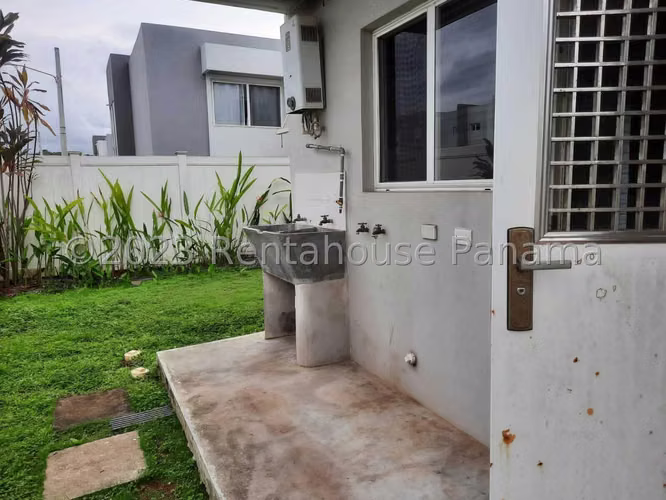 VENDO Casa de ESQUINA en Paseo del Norte