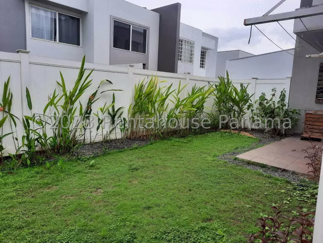 VENDO Casa de ESQUINA en Paseo del Norte