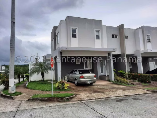 VENDO Casa de ESQUINA en Paseo del Norte
