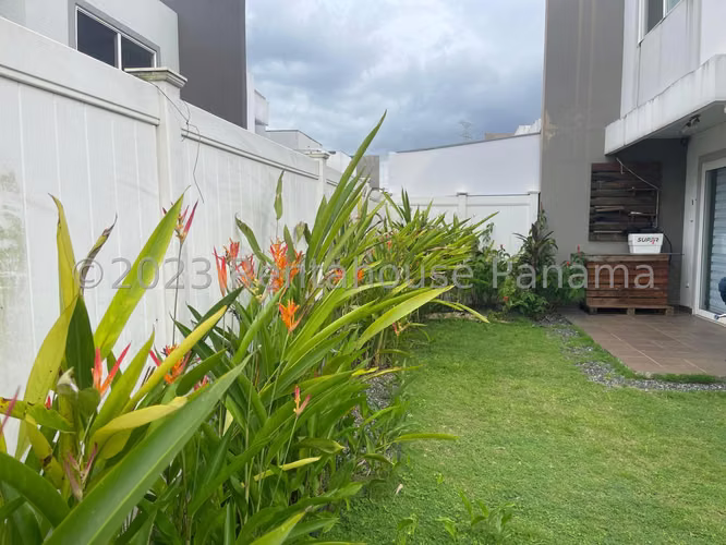 VENDO Casa de ESQUINA en Paseo del Norte