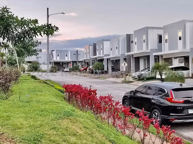 VENDO Casa de ESQUINA en Paseo del Norte