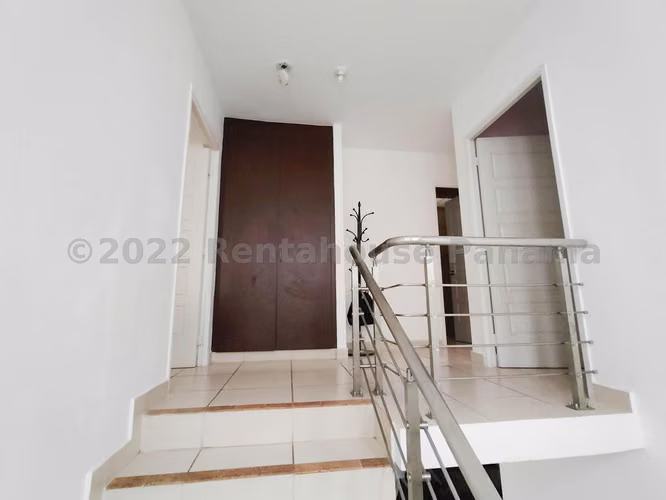 VENDO Casa de ESQUINA en Paseo del Norte