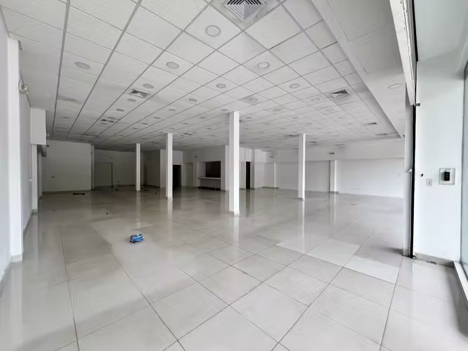 Alquiler Local Comercial en Santa Elena Strip Mall - 380 m² Frente a Vía Principal - AF