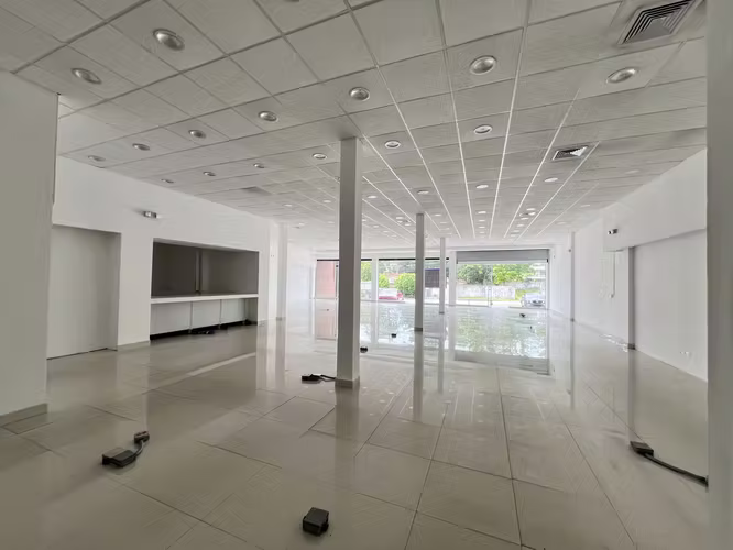 Alquiler Local Comercial en Santa Elena Strip Mall - 380 m² Frente a Vía Principal - AF
