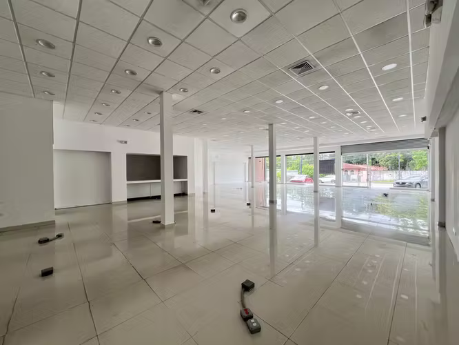 Alquiler Local Comercial en Santa Elena Strip Mall - 380 m² Frente a Vía Principal - AF