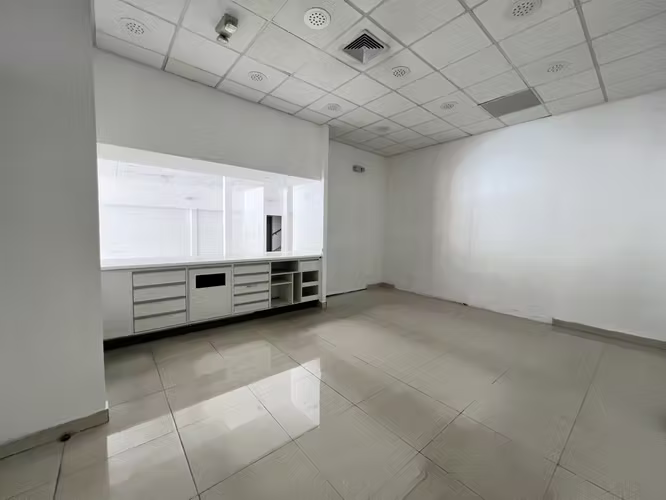 Alquiler Local Comercial en Santa Elena Strip Mall - 380 m² Frente a Vía Principal - AF