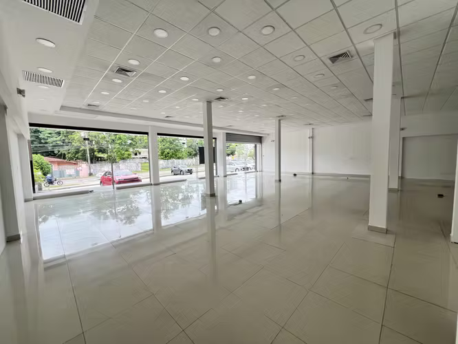 Alquiler Local Comercial en Santa Elena Strip Mall - 380 m² Frente a Vía Principal - AF