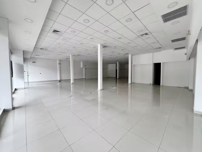 Alquiler Local Comercial en Santa Elena Strip Mall - 380 m² Frente a Vía Principal - AF