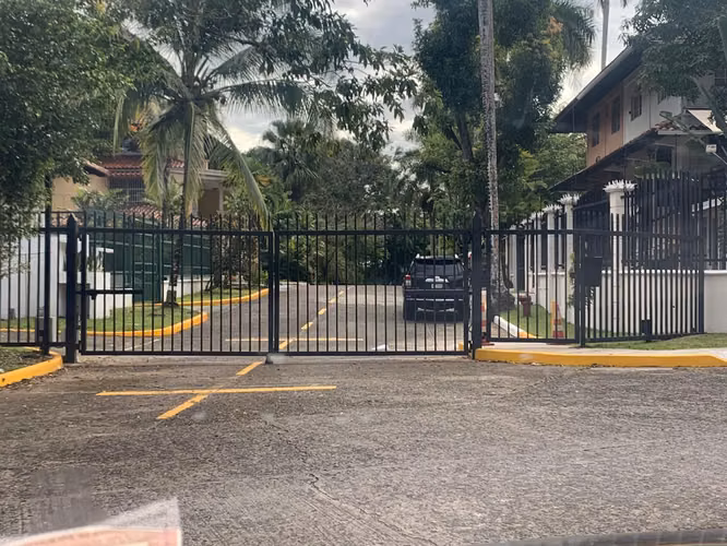 Melissa Foster Luxury Vende Exclusiva Casa Unifamiliar en Clayton MFR1808 - Imagen 2