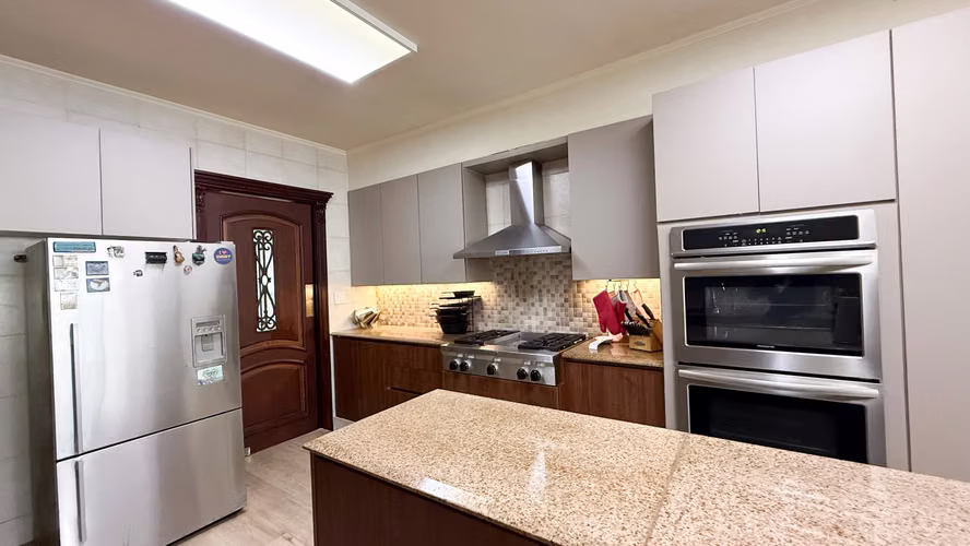 Apartamento Clásico, Bien Construido con Vista al Mar en Venta en P.H. Peninsula