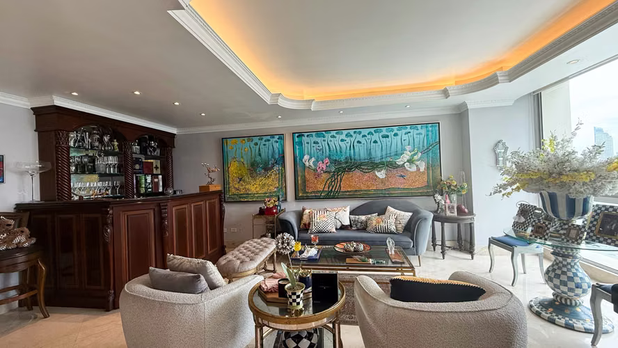 Apartamento Clásico, Bien Construido con Vista al Mar en Venta en P.H. Peninsula