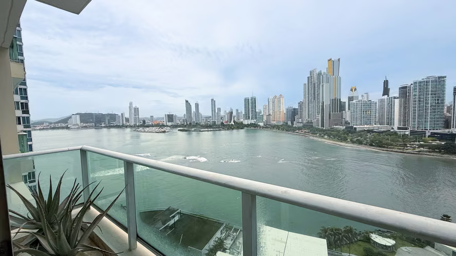 Apartamento Clásico, Bien Construido con Vista al Mar en Venta en P.H. Peninsula
