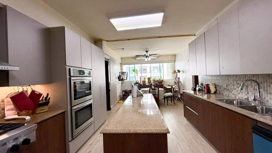 Apartamento Clásico, Bien Construido con Vista al Mar en Venta en P.H. Peninsula