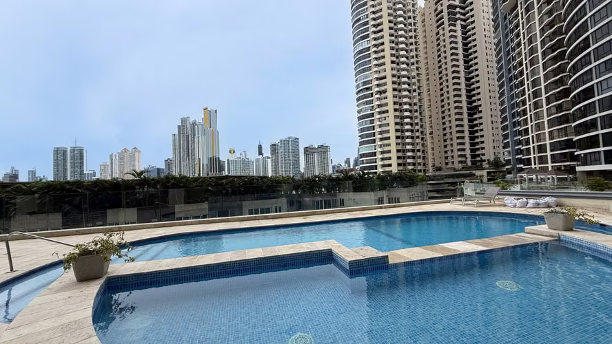 Apartamento Clásico, Bien Construido con Vista al Mar en Venta en P.H. Peninsula