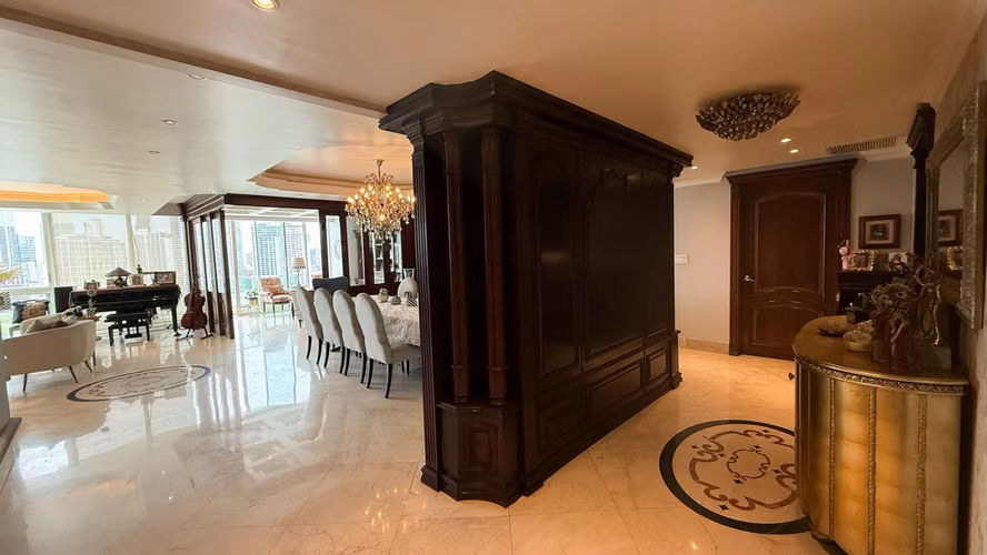 Apartamento Clásico, Bien Construido con Vista al Mar en Venta en P.H. Peninsula